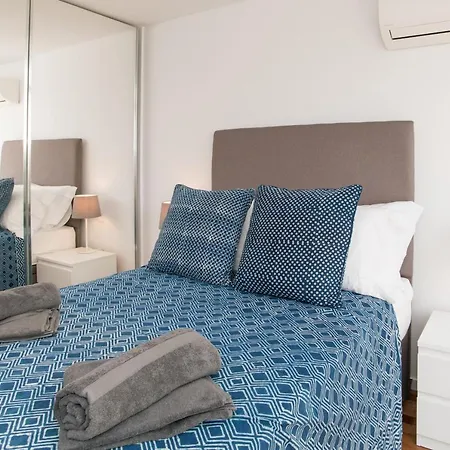 Stylish Three Bedroom Central Tavira. Apartmán