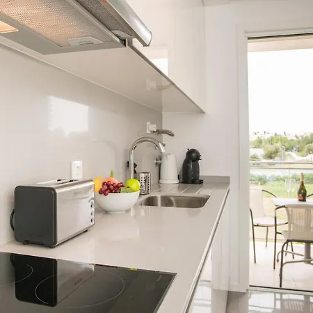 Stylish Three Bedroom Central Tavira. Apartmán