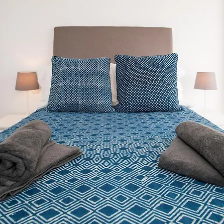 Stylish Three Bedroom Central Tavira. Apartamento