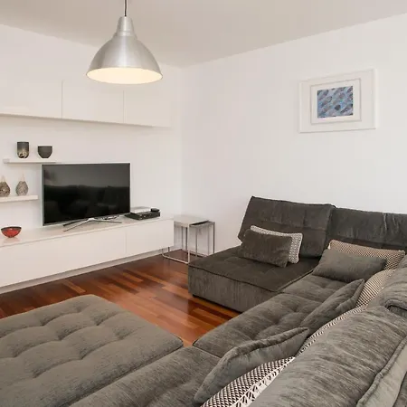 Stylish Three Bedroom Central Tavira. Apartamento