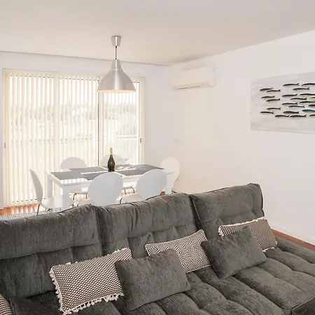 Stylish Three Bedroom Central Tavira. Apartmán