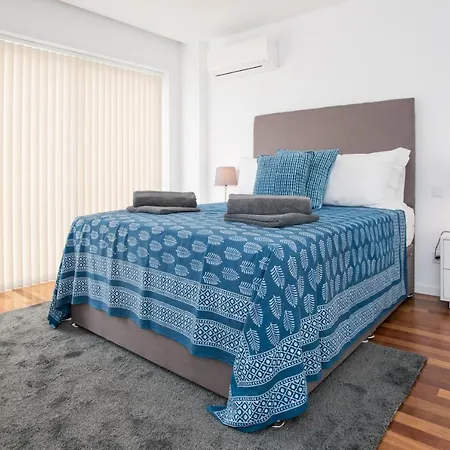 Stylish Three Bedroom Central Tavira. Apartamento *